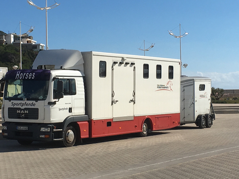 2 Pferdetransporter 