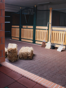 Pferdestall mit Regupol® Verbundpflaster Pferdestall mit Regupol® Verbundpflaster