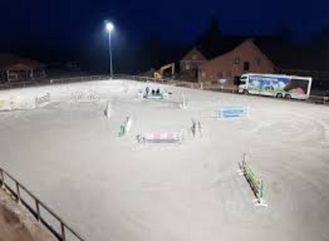 Reitplatz mit Flutlichtanlage Reitplatz mit Flutlichtanlage