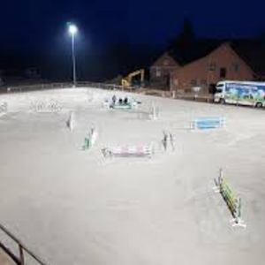 Reitplatz mit Flutlichtanlage