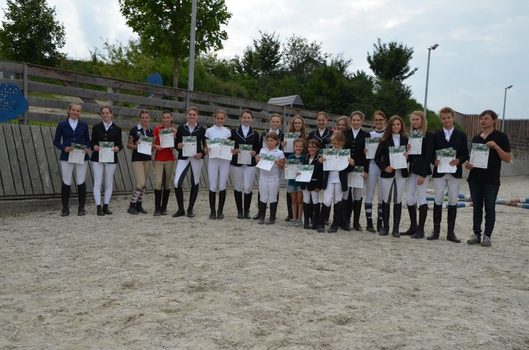 Gruppenbild aller Prüflinge nach der Prüfung Sommer 2017 in Mainburg Gruppenbild aller Prüflinge nach der Prüfung Sommer 2017 in Mainburg
